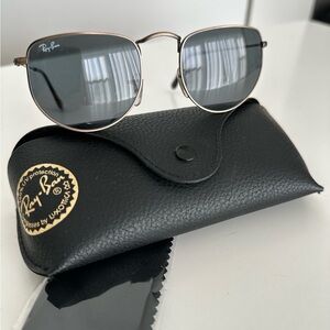 Ray-Ban Elon RB3958 Sunglasses – Made in Italy
Sleek design. Premium quality.